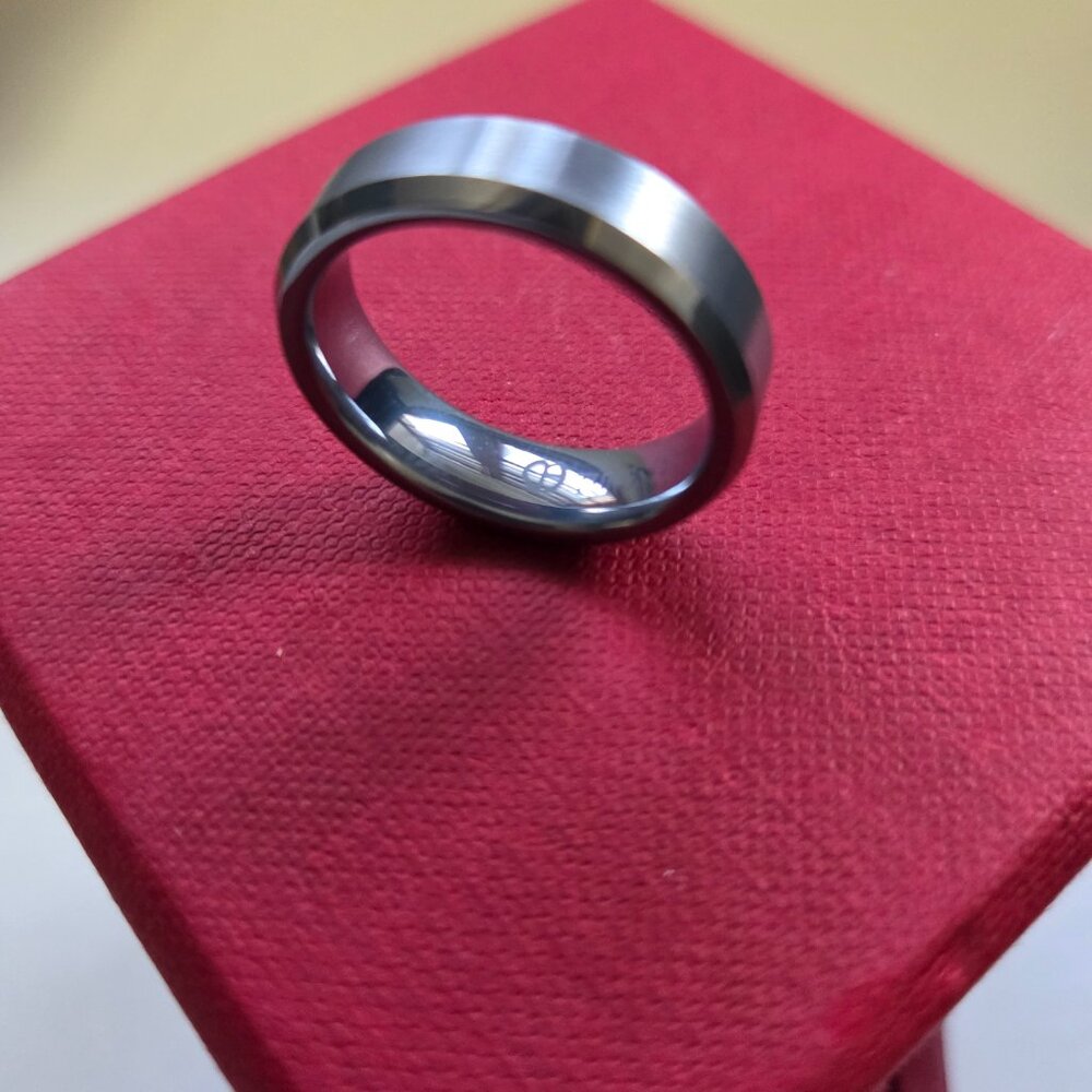 Men's Tungsten ring/wedding band, 6mm, size 10 - Picture 3 of 8